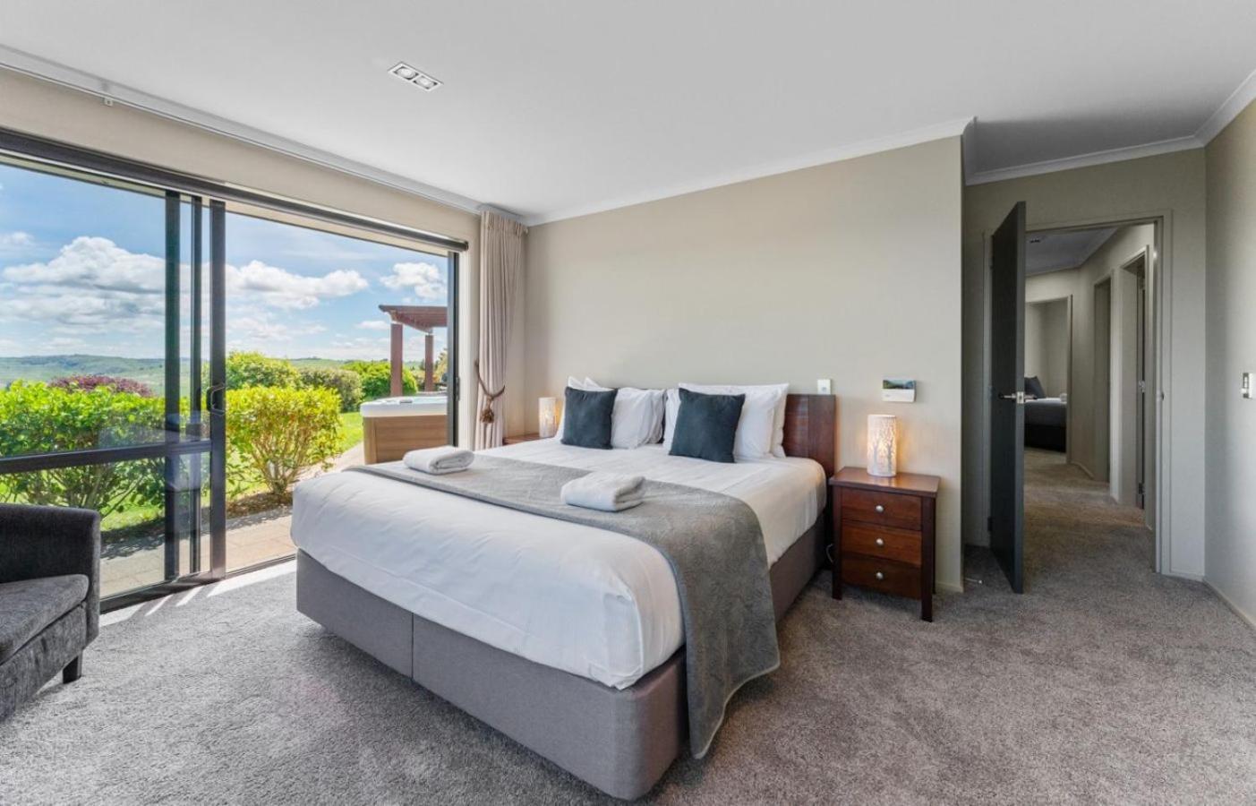 Scenic Solitude - Wake Up To Lake And Mountain Views! Taupo Exterior foto